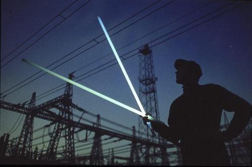 El fotografo M�ller-Elsner efect�a una prueba junto a una central electrica: sostiene en sus manos dos tubos de ne�n, que se "encienden" con la radiaci�n que emiten los cables de alta tensi�n.