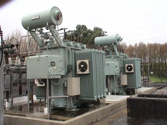 A partir de 1970 comenz� a ser preocupante el impacto de los PCB en el ambiente, fundamentalmente por su persistencia. Esto condujo a decidir un cambio de tecnolog�a y el reemplazo de este tipo de sustancias, a tal punto que ya en 1977 Estados Unidos de Am�rica (uno de los mayores productores) prohibi� su elaboraci�n, importaci�n y muchas aplicaciones no el�ctricas de PCB.