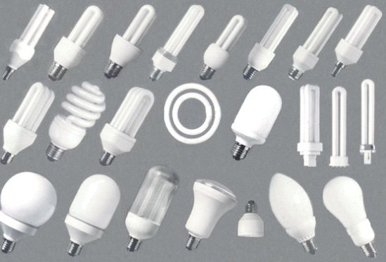 El funcionamiento de una lámpara fluorescente de bajo consumo es el mismo que el de un tubo fluorescente común, excepto que es mucho más pequeña y manuable.