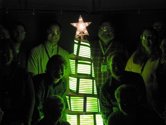 Arbol de Navidad construido con paneles OLED flexibles.