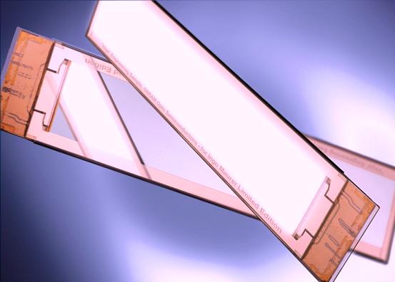 Las láminas deben su luminescencia a complejos conocidos  como diodos orgánicos emisores de luz (OLED). Aunque existen muchos  problemas con la tecnología, no se trata del sueño de un empresario  inexperto.