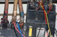 Robó suministro eléctrico durante 60 años.