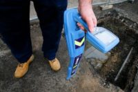Uso del equipo detector de derivaciones para la identificación de tomas ilegales en acometidas subterráneas.