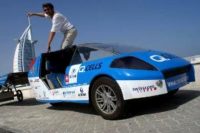 Un taxi solar recorre el mundo contra el calentamiento global.